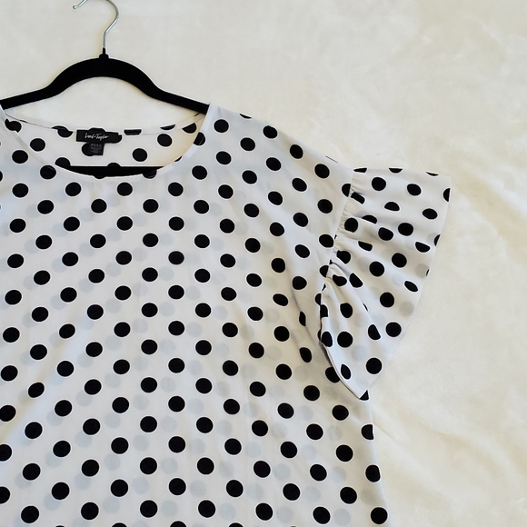 ✨️2/$20 Flutter-Sleeve Dot Blouse - Picture 4 of 4